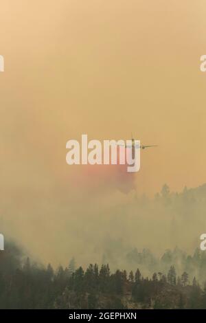 Milford, Usa. August 2021. Ein DC-10 Air-Tanker fällt feuerhemmend über das Dixie-Feuer. Ein Stichprobenbrand aus dem Dixie-Feuer breitet sich auf den Highway 395 aus. CAL Fire berichtet, dass das Dixie Fire mittlerweile über 700,000 Acres gewachsen ist. Die Brandursache wird noch untersucht. Kredit: SOPA Images Limited/Alamy Live Nachrichten Stockfoto