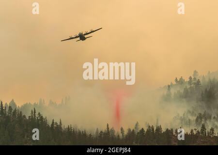 Milford, Usa. August 2021. Ein Flugzeug der nationalen Wache fällt feuerhemmend auf das Dixie-Feuer. Ein Stichprobenbrand aus dem Dixie-Feuer breitet sich auf den Highway 395 aus. CAL Fire berichtet, dass das Dixie Fire mittlerweile über 700,000 Acres gewachsen ist. Die Brandursache wird noch untersucht. (Foto von Ty O'Neil/SOPA Images/Sipa USA) Quelle: SIPA USA/Alamy Live News Stockfoto