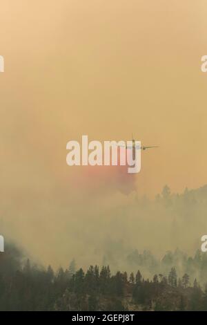 Milford, Usa. August 2021. Ein DC-10 Air-Tanker fällt feuerhemmend über das Dixie-Feuer. Ein Stichprobenbrand aus dem Dixie-Feuer breitet sich auf den Highway 395 aus. CAL Fire berichtet, dass das Dixie Fire mittlerweile über 700,000 Acres gewachsen ist. Die Brandursache wird noch untersucht. (Foto von Ty O'Neil/SOPA Images/Sipa USA) Quelle: SIPA USA/Alamy Live News Stockfoto