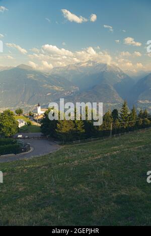 Sommeruntergang zwischen den Wolken in den Bergen des Aostatals Stockfoto