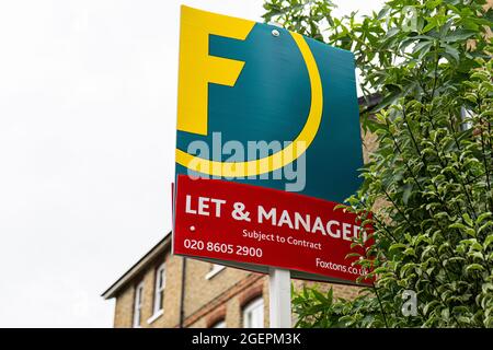 London, 21. August 2021. Reihenhaus von Foxtons Immobilienmakler vermieten und verwaltet Stockfoto