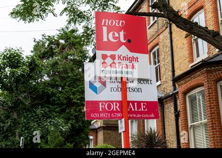 London, 21. August 2021. Immobilienmakler Zeichen zum Verkauf und zur Vermietung vor einem Reihenhaus in London Stockfoto