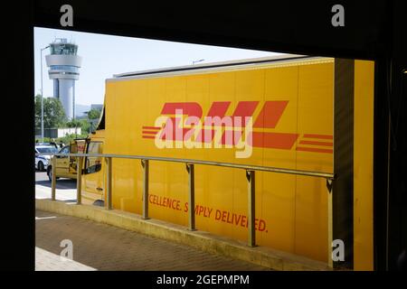 Sofia, Bulgarien - 10. Mai 2021: DHL-Lieferwagen wird im DHL Express Center am Flughafen Sofia gesehen. Stockfoto