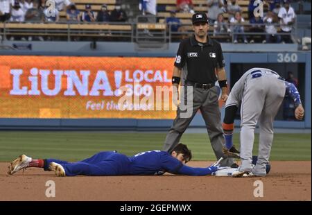 Los Angeles, USA. August 2021. Trea Turner von Los Angeles Dodgers ist beim ersten Inning im Dodger Stadium in Los Angeles am Freitag, dem 20. August 2021, auf dem zweiten Platz beim Diebstahl gegen die New Yorker Mets sicher. Foto von Jim Ruymen/UPI Credit: UPI/Alamy Live News Stockfoto