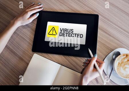 Warnmeldung „Virus entdeckt“ auf dem Bildschirm. Sicherheitsverletzung im Internet. Datenschutz Internet- und Technologiekonzept. Stockfoto