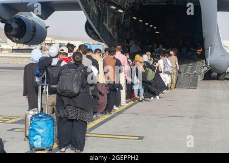 Kabul, Afghanistan. August 2021. Evakuierungsstufe vor dem Einsteigen in einen C-17 Globemaster III während einer Evakuierung am Hamid Karzai International Airport, Afghanistan, 18. August 2021. US-Dienstmitglieder unterstützen das US-Außenministerium bei einer geordneten Abseichung von designiertem Personal in Afghanistan. Foto von Nichola Guevara / US Marine Corps via CNP /ABACAPRESS.COM Quelle: Abaca Press/Alamy Live News Stockfoto