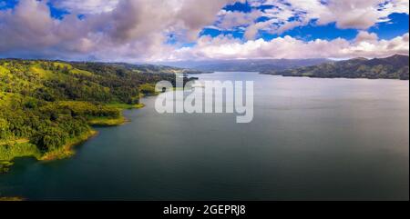 Luftpanorama des Arenalsees in Costa Rica Stockfoto