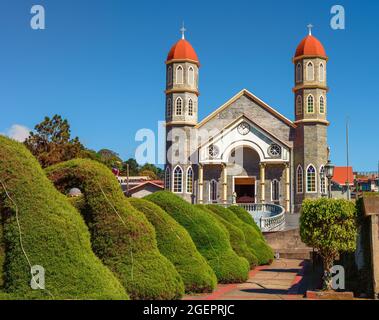 Katholische Kirche mit Park in Zarcero, Costa Rica Stockfoto