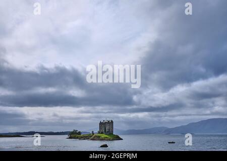 Castle Stalker auf einer Gezeiteninsel am Loch Laich, einem Einlass vor Loch Linnhe. Stockfoto