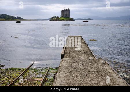 Castle Stalker auf einer Gezeiteninsel am Loch Laich, einem Einlass vor Loch Linnhe. Stockfoto