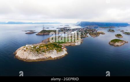 Luftaufnahme des Fischerdorfes Henningsvaer auf den Lofoten-Inseln in Norwegen Stockfoto