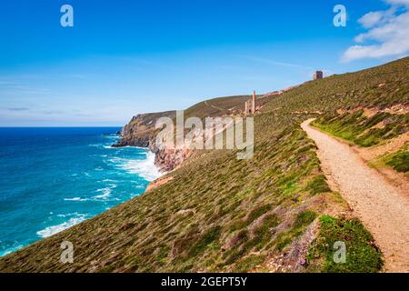 Der SW Coast Path nördlich von Chapel Porth führt zu den Ruinen der Wheal Coates Mine, Cornwall, Großbritannien. Stockfoto