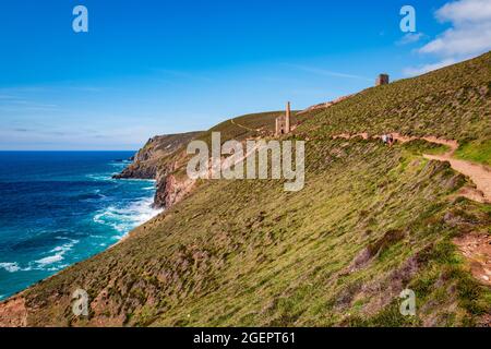 Der SW Coast Path nördlich von Chapel Porth führt zu den Ruinen der Wheal Coates Mine, Cornwall, Großbritannien. Stockfoto