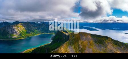 Luftpanorama des Husfjellet-Gebirges auf der Insel Senja im Norden Norwegens Stockfoto