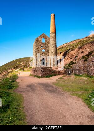Towanroath-Maschinenhaus bei der ehemaligen Zinnmine Wheal Coates in der Nähe von Chapel Porth, Cornwall, Großbritannien. Stockfoto
