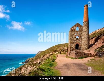 Towanroath-Maschinenhaus bei der ehemaligen Zinnmine Wheal Coates in der Nähe von Chapel Porth, Cornwall, Großbritannien. Stockfoto