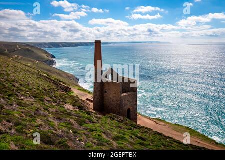 Towanroath-Maschinenhaus bei der ehemaligen Zinnmine Wheal Coates in der Nähe von Chapel Porth, Cornwall, Großbritannien. Stockfoto