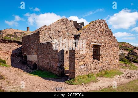 Doppelstrahliger Kalziner (1910-1913) bei der ehemaligen Mine Wheal Coates in der Nähe von Chapel Porth, Cornwall, Großbritannien. Stockfoto