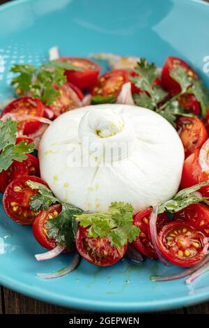 Burrata Käsesalat mit Kartoffeln auf einem blauen Teller Stockfoto