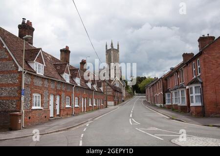 Blick auf die Marlborough Street mit der St Mary's Church in Andover, Hampshire in Großbritannien Stockfoto