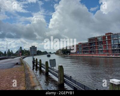 Stahlbrücke über die Gouwe in Boskoop in Südholland in den Niederlanden Stockfoto