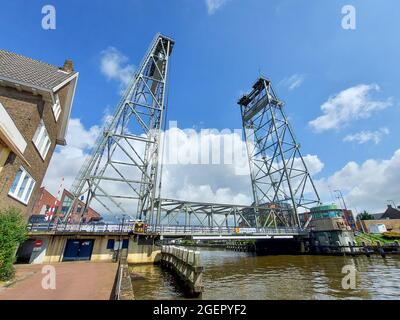 Stahlbrücke über die Gouwe in Boskoop in Südholland in den Niederlanden Stockfoto