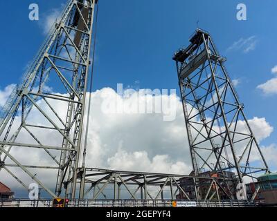 Stahlbrücke über die Gouwe in Boskoop in Südholland in den Niederlanden Stockfoto