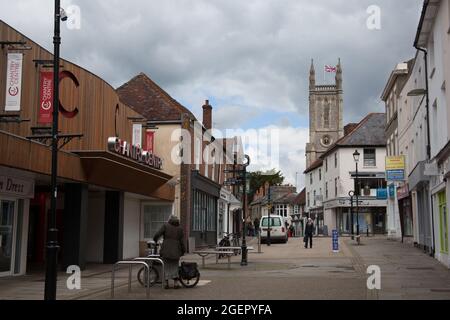 Blick auf die High Street in Andover mit der St Mary's Church, Hampshire in Großbritannien Stockfoto