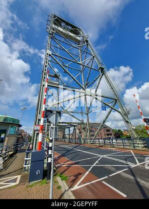 Stahlbrücke über die Gouwe in Boskoop in Südholland in den Niederlanden Stockfoto