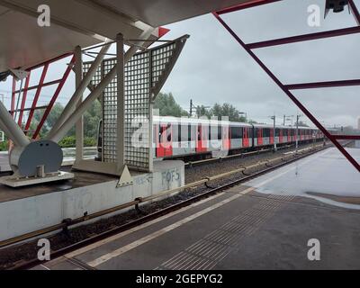 U-Bahn-Autos auf den GVB Amsterdam Linien am Bahnhof Duivendrecht in den Niederlanden Stockfoto