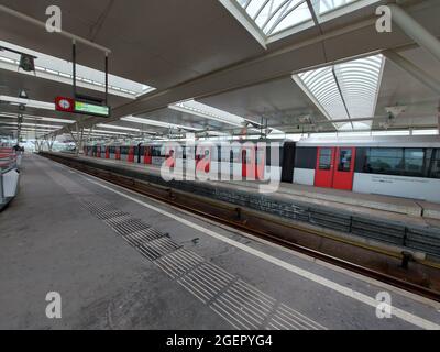 U-Bahn-Autos auf den GVB Amsterdam Linien am Bahnhof Duivendrecht in den Niederlanden Stockfoto