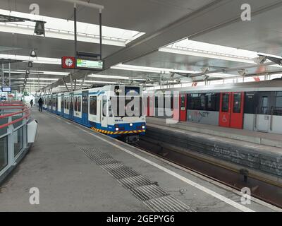 U-Bahn-Autos auf den GVB Amsterdam Linien am Bahnhof Duivendrecht in den Niederlanden Stockfoto