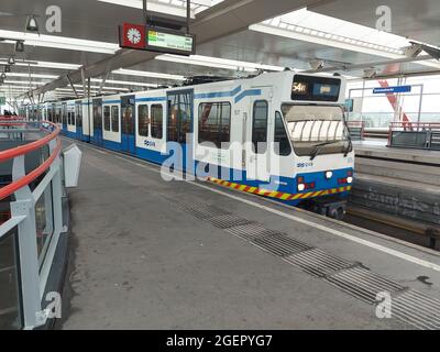 U-Bahn-Autos auf den GVB Amsterdam Linien am Bahnhof Duivendrecht in den Niederlanden Stockfoto