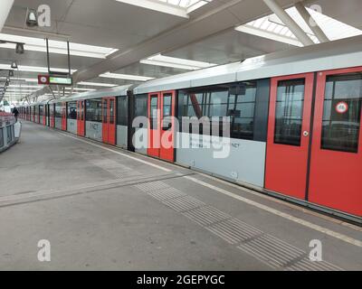 U-Bahn-Autos auf den GVB Amsterdam Linien am Bahnhof Duivendrecht in den Niederlanden Stockfoto