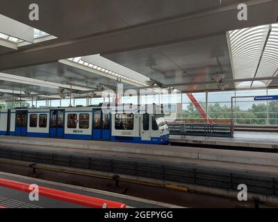 U-Bahn-Autos auf der GVB Amsterdam-Linie am Bahnhof Duivendrecht in den Niederlanden Stockfoto