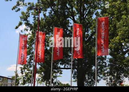 Flaggen des Konferenz- und Veranstaltungsgebietes Jaarbeurs im Zentrum von Utrecht in den Niederlanden Stockfoto