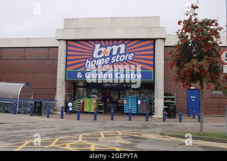 B&M Store Front, Home Store und Gartencenter mit blauem Himmel und Kopierfläche. Wigan, Großbritannien Stockfoto