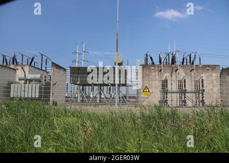 Hochspannungsnetz- und -Verteilungsstandort in Bleiswijk von TenneT in den Niederlanden Stockfoto