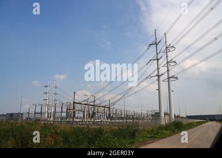 Hochspannungsnetz- und -Verteilungsstandort in Bleiswijk von TenneT in den Niederlanden Stockfoto