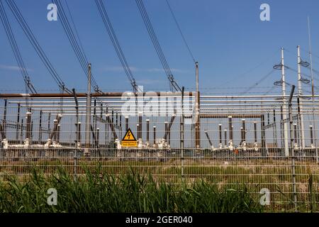 Hochspannungsnetz- und -Verteilungsstandort in Bleiswijk von TenneT in den Niederlanden Stockfoto