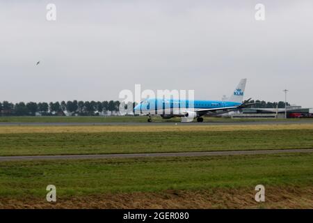 Das Flugzeug startet vom PH-EXI KLM Cityhopper Embraer ERJ Polderbaan 18R-36L des Amsterdamer Flughafens Schiphol in den Niederlanden Stockfoto