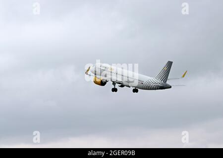 Das Flugzeug EC-NDC Vueling Airbus A320-271N startet am Polderbaan 18R-36L des Amsterdamer Flughafens Schiphol in den Niederlanden Stockfoto