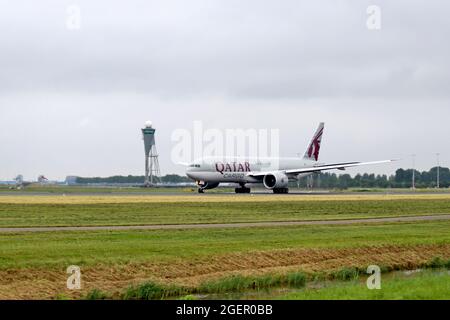 A7-BFS Qatar Airways Cargo das Boeing 777-F-Flugzeug startet von Polderbaan 18R-36L des Amsterdamer Flughafens Schiphol in den Niederlanden Stockfoto