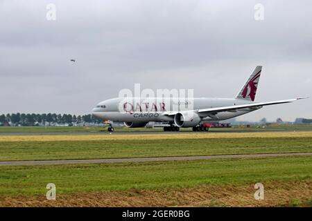 A7-BFS Qatar Airways Cargo das Boeing 777-F-Flugzeug startet von Polderbaan 18R-36L des Amsterdamer Flughafens Schiphol in den Niederlanden Stockfoto