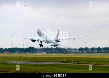 A7-BFS Qatar Airways Cargo das Boeing 777-F-Flugzeug startet von Polderbaan 18R-36L des Amsterdamer Flughafens Schiphol in den Niederlanden Stockfoto