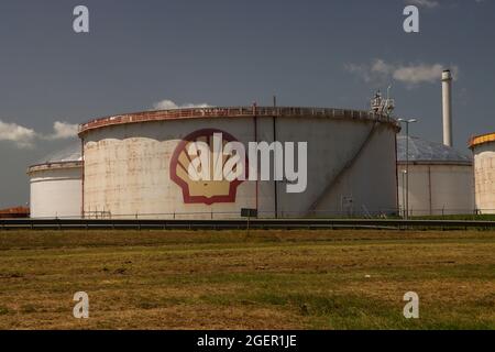 Öllagertanks am Shell-Terminal im Hafen von Pernis im Hafen von Rotterdam Niederlande Stockfoto