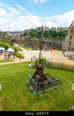 Vertikale Aufnahme des mittelalterlichen Schlosses von Fougeres in der Bretagne, Département Ille-et-Vilaine, Frankreich Stockfoto