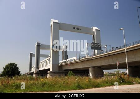 Die Botlekbrug, eine vertikale Betonbrücke über den Fluss Oude Maas im Hafen von Rotterdam, Niederlande Stockfoto