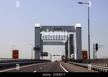 Die Botlekbrug, eine vertikale Betonbrücke über den Fluss Oude Maas im Hafen von Rotterdam niederlande Stockfoto