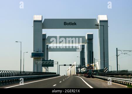 Die Botlekbrug, eine vertikale Betonbrücke über den Fluss Oude Maas im Hafen von Rotterdam niederlande Stockfoto